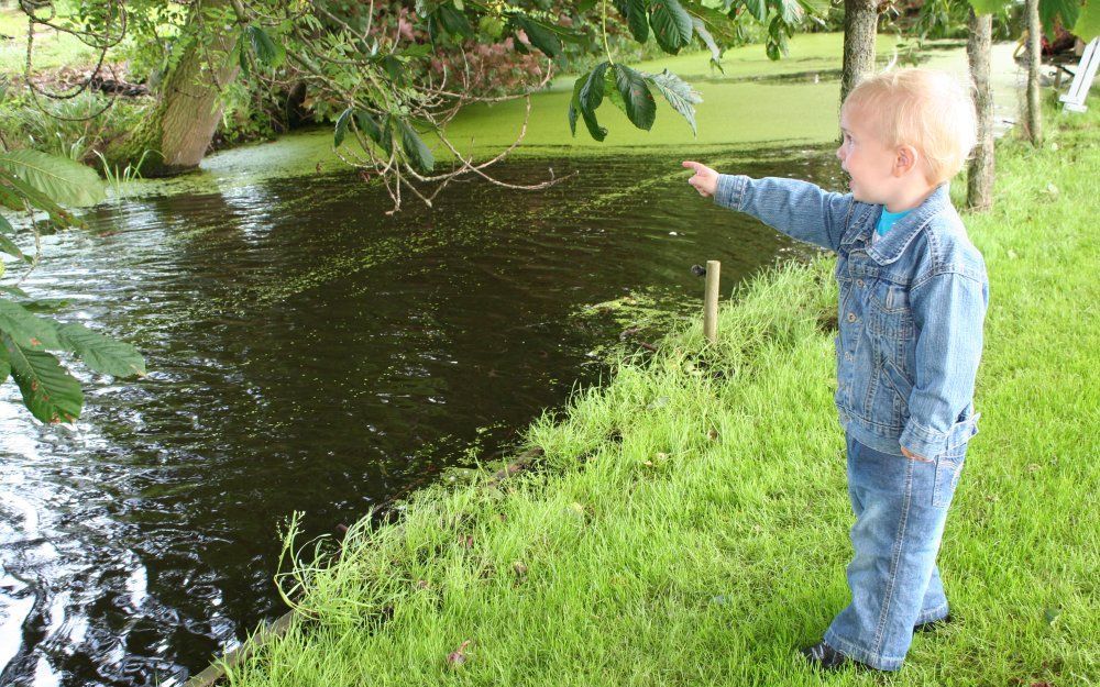 Joël Verschoor bij de plek waar hij in het water viel. Foto Corina Verschoor