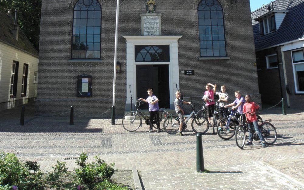 In de verbouwde hervormde kerk van Kuinre zijn zaterdag doopjurken en smeedijzeren hekwerken te zien. Foto RD