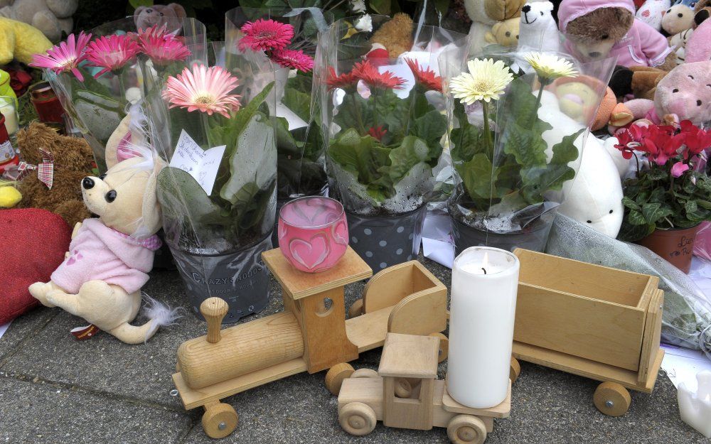 Bij de woning in Geleen waar de politie drie babylichamen vond, zijn knuffels, bloemen en speelgoed neergelegd. Foto ANP