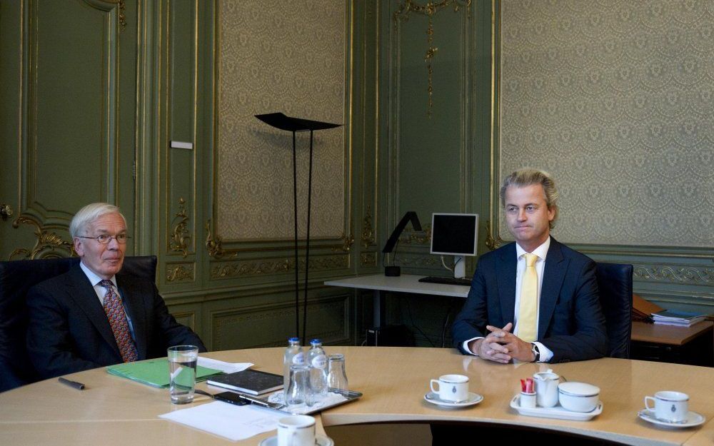 PVV-leider Geert Wilders (R) schuift woensdag aan bij de nieuwe informateur Herman Tjeenk Willink (L). Foto ANP