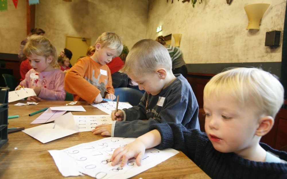 De belangstelling voor de zondagsschool neemt af door toenemende ontkerkelijking en de invoering van kindernevendiensten. „Je moet kinderen niet uit de kerk halen, maar hen juist bij de dienst betrekken.” Foto William Hoogteyling