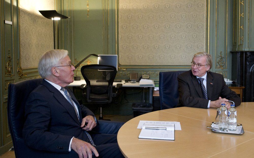 René van der Linden (r.), voorzitter van de Eerste Kamer, overlegt met informateur Herman Tjeenk Willink over de formatie. Foto ANP