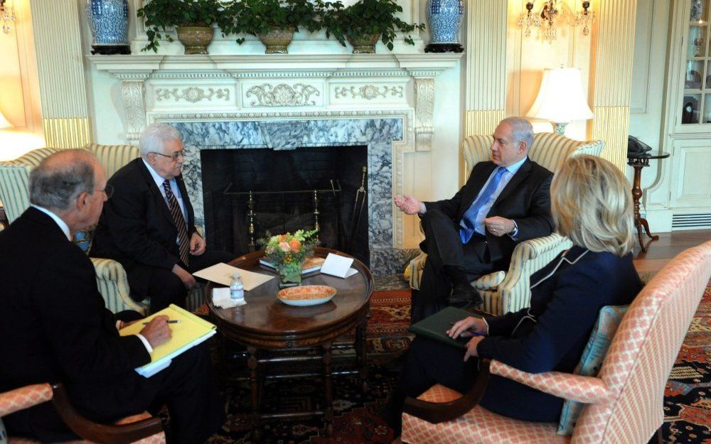 De Israëlische premier Benjamin Netanyahu (l.), de Palestijnse president Mahmud Abbas (r.) en de Amerikaanse minister van Buitenlandse zaken, Hillary Clinton, tijdens het vredesoverleg in Washington begin deze maand. Foto EPA