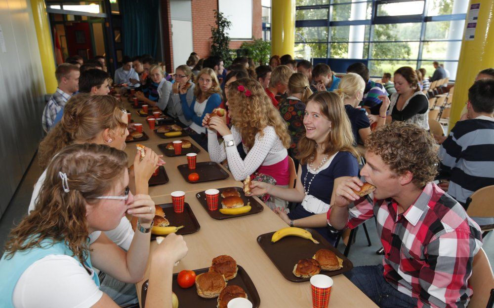 GOUDA – Ontbijt in Gouda tijdens de jaarlijkse conferentie voor studenten van de Gereformeerde Gemeenten. De bijeenkomst ging vrijdagmiddag van start en duurde tot zaterdagmiddag. Thema was ”Christenstudent in universiteit en stad”. Foto Martin Droog