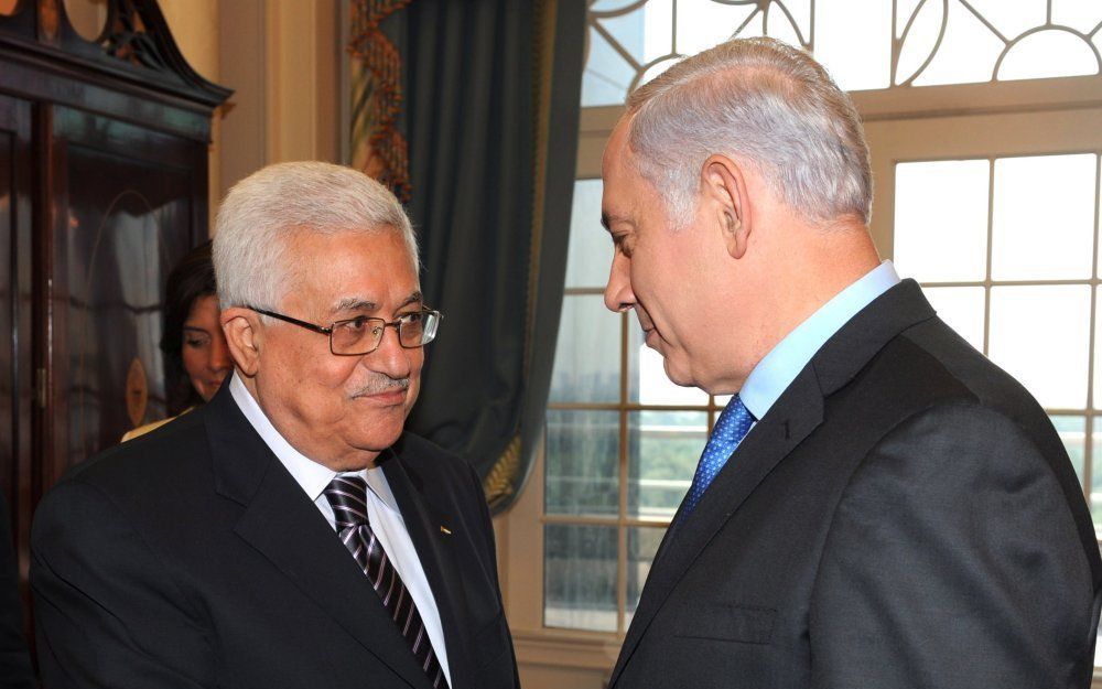 Abbas (l.) en Netanyahu schudden elkaar al eerder deze maan d de hand in Washington. Foto EPA