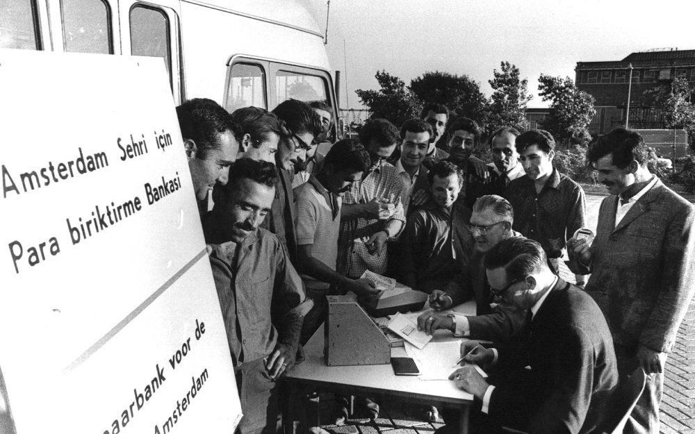 Turkse gastarbeiders schrijven zich in voor werk. Foto ANP