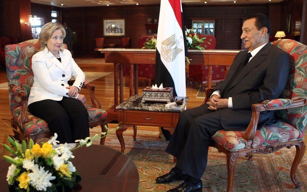 De Egyptische president Hosni Mubarak (r.) in gesprek met de Amerikaanse minister van Buitenlandse Zaken Hillary Clinton in de Egyptische badplaats Sharm el-Sheik. Foto EPA