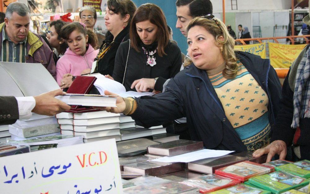 De stand van het Egyptisch Bijbelgenootschap op boekenmarkten mag op veel belangstelling rekenen. Ondanks strenge regels slaagt het genootschap erin de Bijbel onder de aandacht van veel Egyptenaren te brengen. Foto Jielis van Baalen