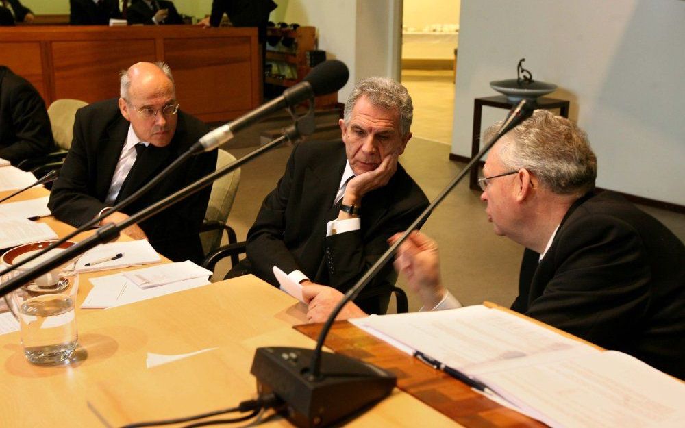 (V.l.n.r) ouderling J. T. van den Berg, ds. W. Silfhout en preses ds. J. J. van Eckeveld. Foto RD, Anton Dommerholt