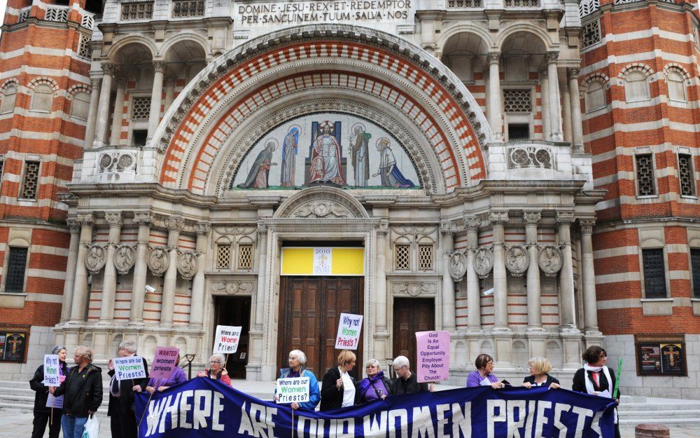 Naar aanleiding van de komst van paus Benedictus demonstreren Britten voor de Westminster Cathedral in Londen voor de toelating van vrouwelijke ambtsdragers in de Rooms-Katholieke Kerk. Foto EPA