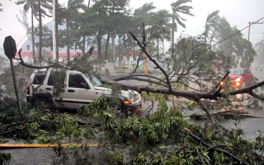 Orkaan Karl is boven het zuiden van Mexico zo sterk afgezwakt, dat het een tropische storm is geworden. Foto EPA