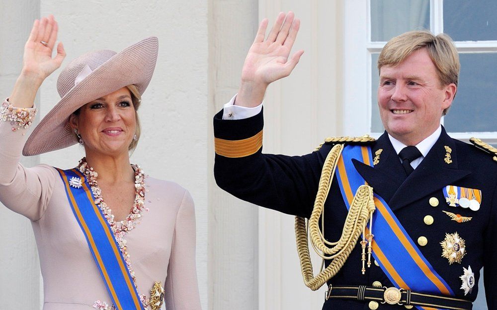 Prinses Máxima en prins Willema-Alexander op het balkon van paleis Noordeinde. Foto ANP