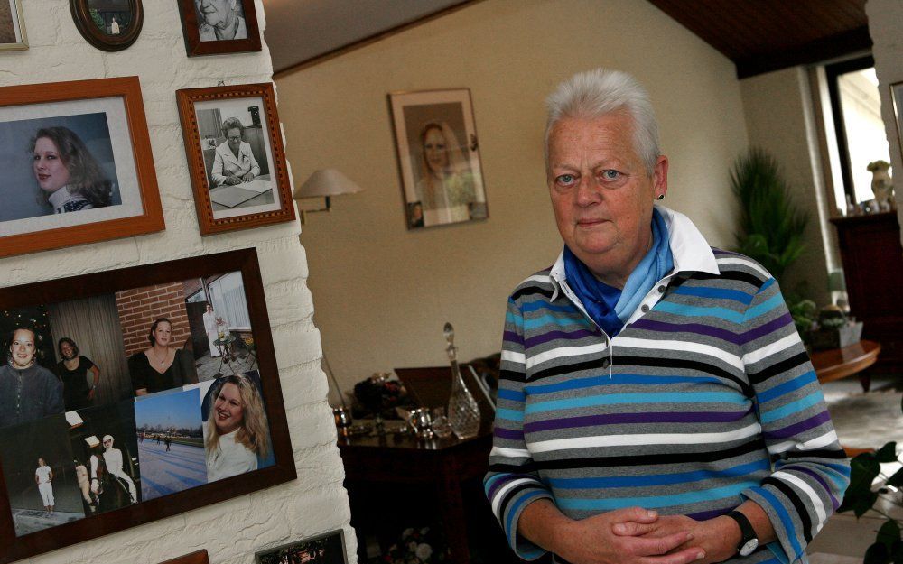 Moeder Minke van de Ven met onder meer op de muur linksboven een portret van haar vermoorde dochter Nadia. „Ik zal altijd heel kwetsbaar blijven.” Foto RD, Anton Dommerholt