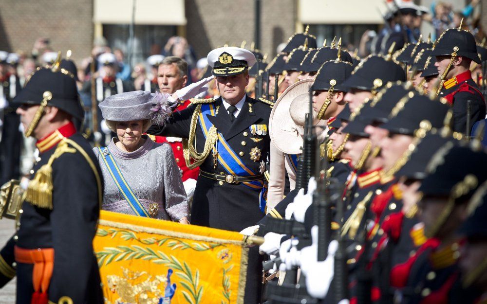 Koningin Beatrix, prins Willem-Alexander en prinses Máxima groeten het vaandel op Prinsjesdag. Foto ANP