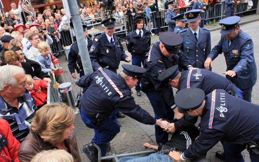 De 29-jarige gooier wordt gearresteerd. Foto ANP