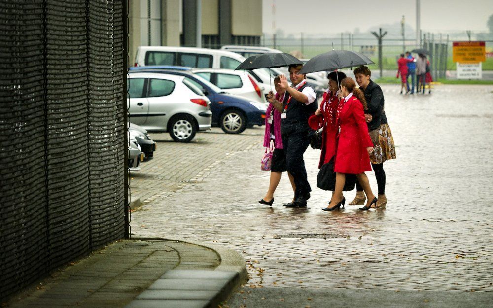 Medewerkers van Martinair verlaten donderdag het kantoor na afloop van een bijeenkomst op Schiphol Oost. Foto ANP