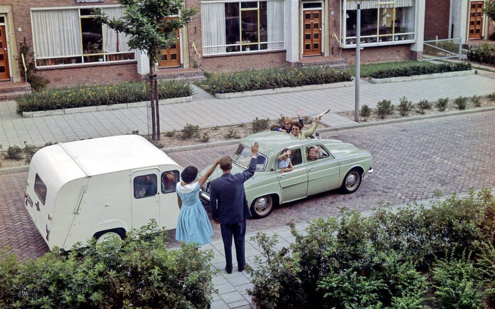 Gezin uit de jaren 50 vertrekt met auto en Kipcaravan op vakantie. Foto Hollandse Hoogte