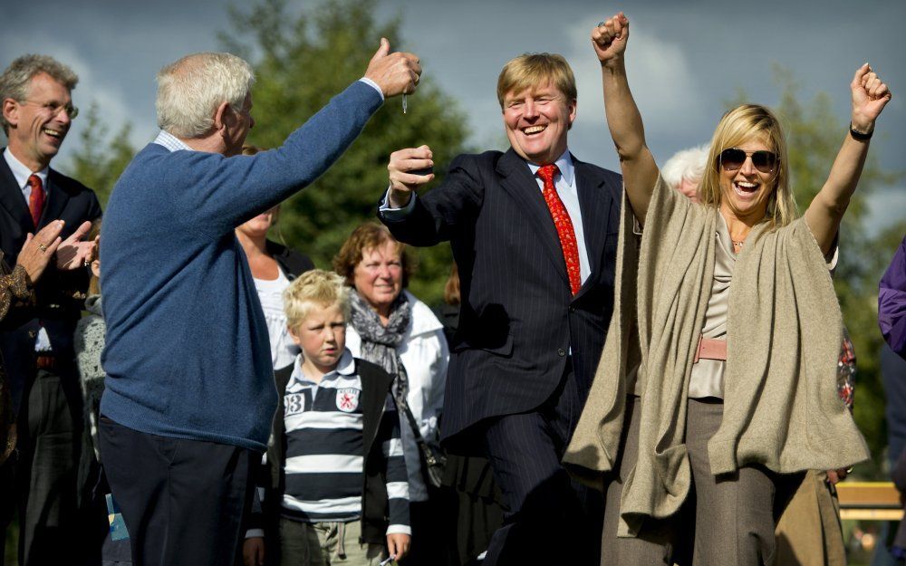 Prins Willem Alexander en Prinses Maxima juichen zaterdag nadat zij hebben gewonnen met een jeu-de-boules wedstrijd tijdens de Burendag in Leusden. Foto ANP