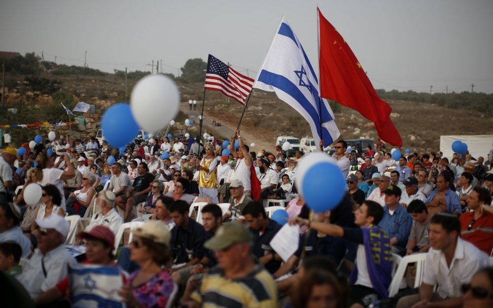 Israëliërs vieren het einde van de bouwstop in de nederzetting Revava op de Westelijke Jordaanoever. Foto EPA