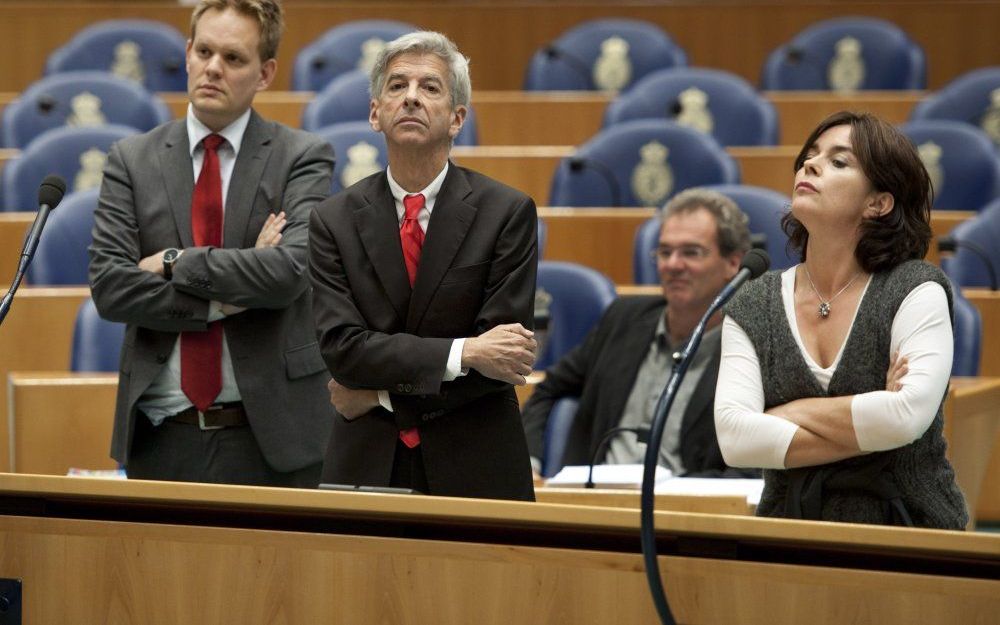 De kamerleden Ewout Irrgang (SP), Ronald Plasterk (PVDA) en Jolande Sap (GroenLinks) (VLNR) dinsdag in debat met demissionair minister Jan Kees de Jager van Financien tijdens de financiele beschouwingen over de Miljoenennota. Foto ANP