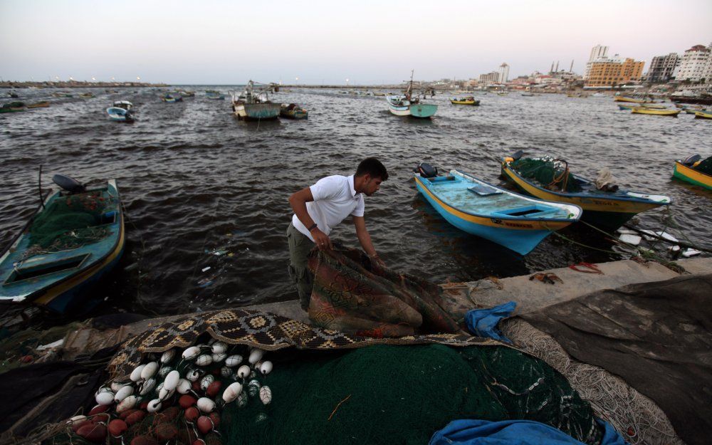 Een visser in de haven van Gaza. Foto EPA