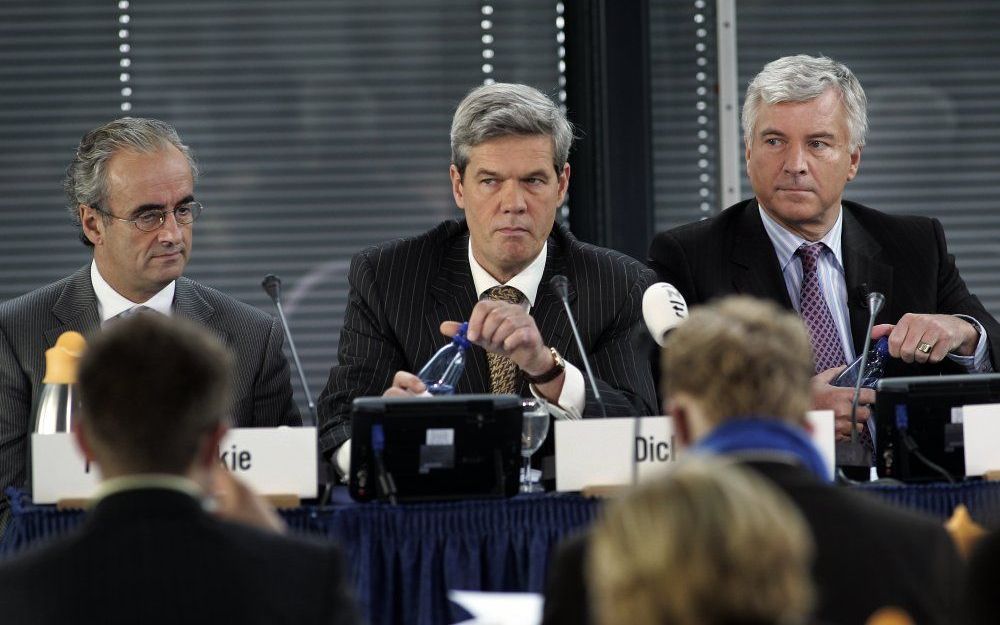 Dick Boer, geflankeerd door collega-bestuurders Anders Moberg (r) en Peter Wakkie (l), tijdens een persconferentie van Ahold. Foto ANP