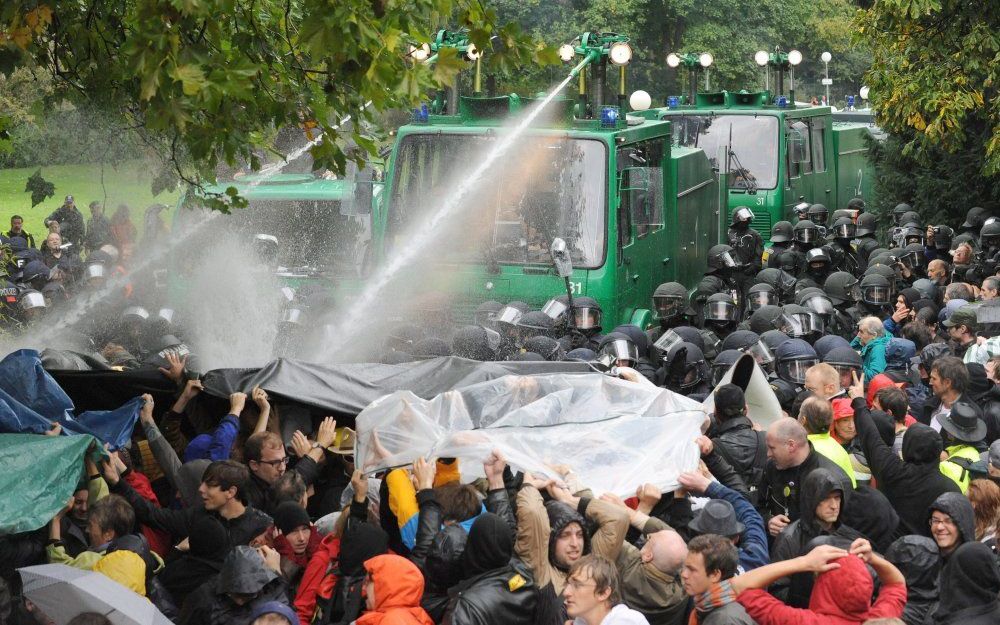 De Duitse politie heeft waterkanonnen ingezet om betogers te verdrijven. Foto EPA