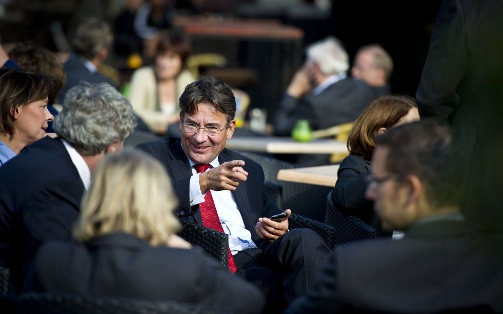 CDA-fractievoorzitter Verhagen zit met een aantal kamerleden op een terras op Het Plein in Den Haag, dinsdag na het fractieberaad. Foto ANP