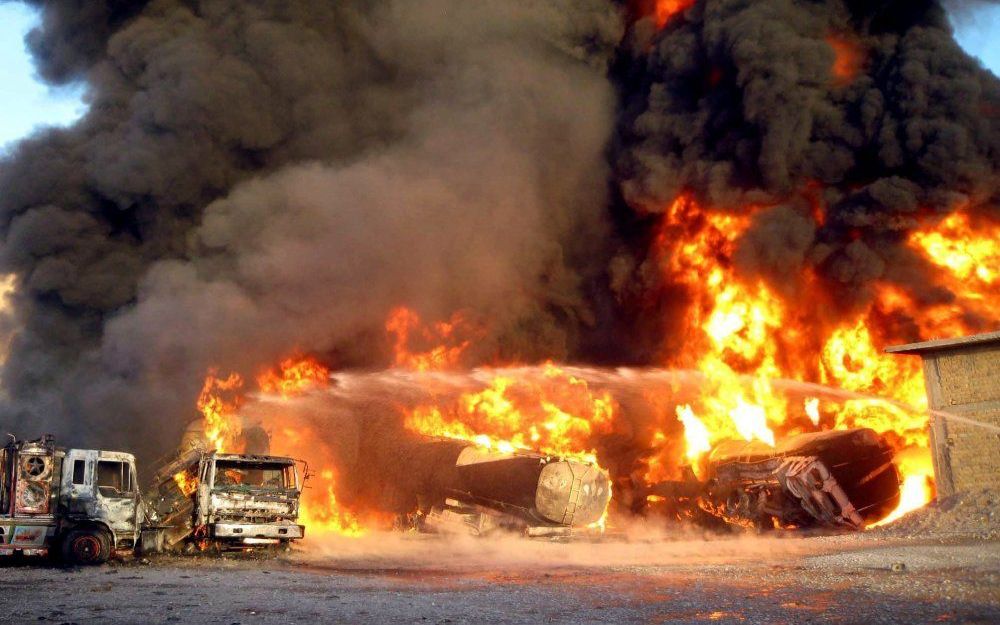 In brand gestoken tankwagens eerder op de dag. Foto EPA