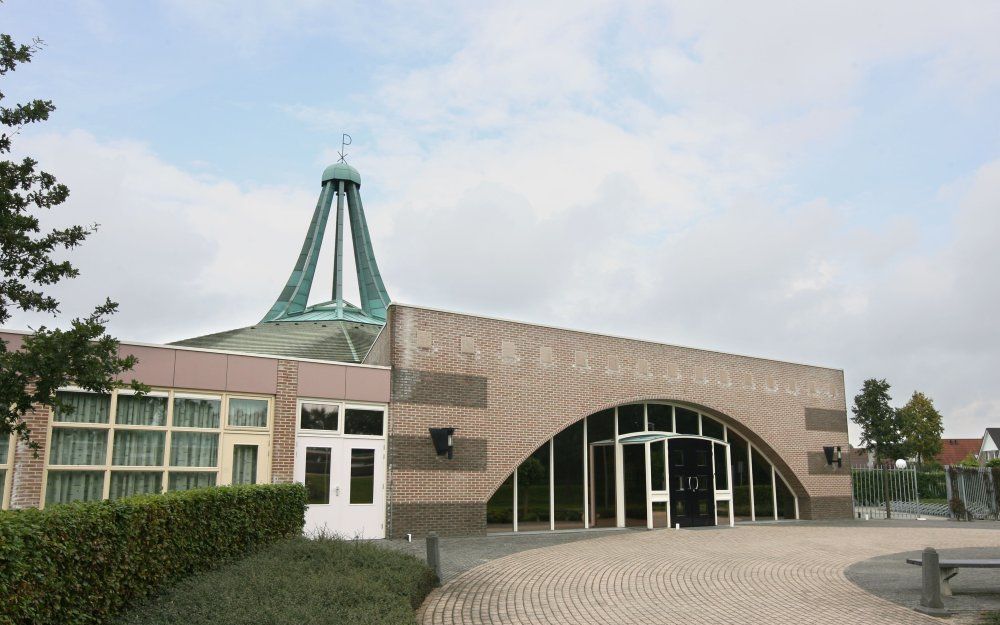 Het  gebouw staat naast een uitvaartcentrum, pal tegenover de algemene begraafplaats. Foto RD Anton Dommerholt