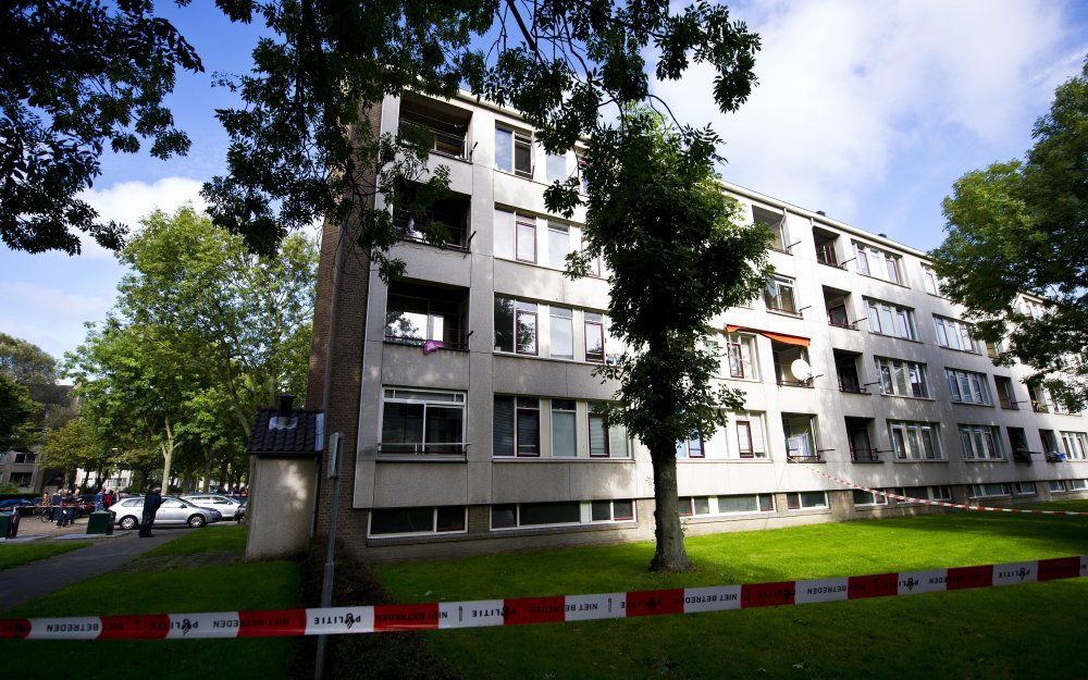 RIJSWIJK - Een flat in Rijswijk is donderdag afgezet met lint. In een woning in de flat zijn twee doden gevonden, een vrouw en een kind. De politie gaat uit van een misdrijf.  Foto ANP