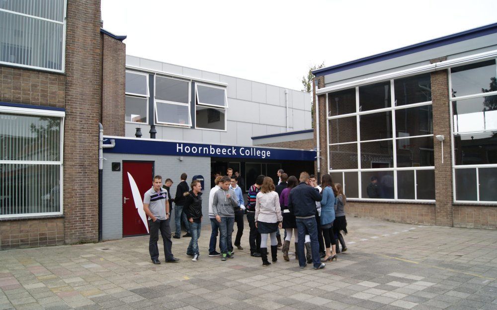 Het gebouw aan de Lijnbaan is vanmiddag geopend door de Zeeuwse gedeputeerde Van Heukelom. Tegelijkertijd werd het reformatorisch kindercentrum De Pareltjes in gebruik genomen, dat in hetzelfde pand is gevestigd. Foto Corina Schipaanboord