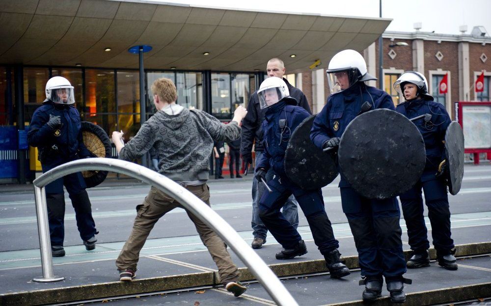 Confrontatie tussen krakers en de Mobiele Eenheid zaterdag tijdens een demonstratie op het Stationsplein in Nijmegen. Foto ANP