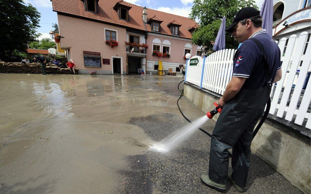 Schoonmaakwerkzaamheden bij de Donau. Foto EPA