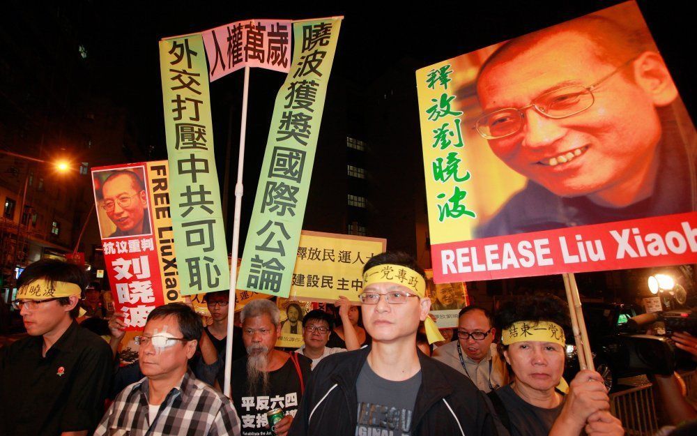 Chinezen in Hong Kong vieren de toekenning van de Nobelprijs aan Liu Xiaobo. Foto EPA