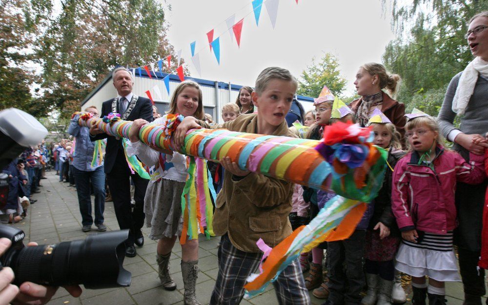 Burgemeester Meijer opent met leerlingen de nieuwe locatie van de Obadjaschool in Zwolle. Foto RD, Anton Dommerholt