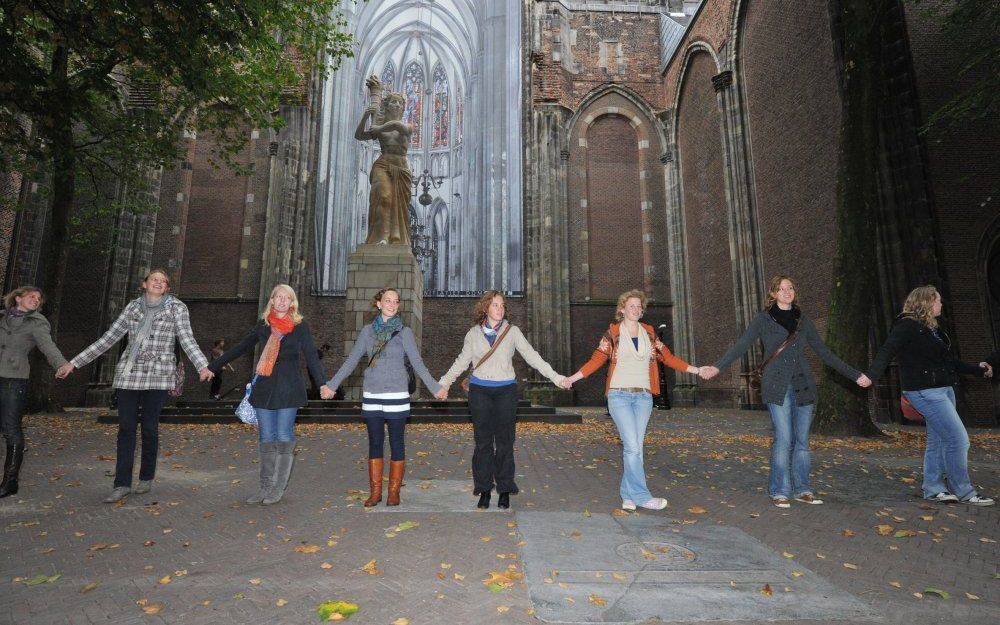 UTRECHT – Studenten zongen vrijdag voor de Domkerk in Utrecht ”Samen in de naam van Jezus”. Leden van diverse christelijke studentenverenigingen gaven daarmee een statement af in de richting van de kerken om ernst te maken met eenheid. Foto Erik Kottier