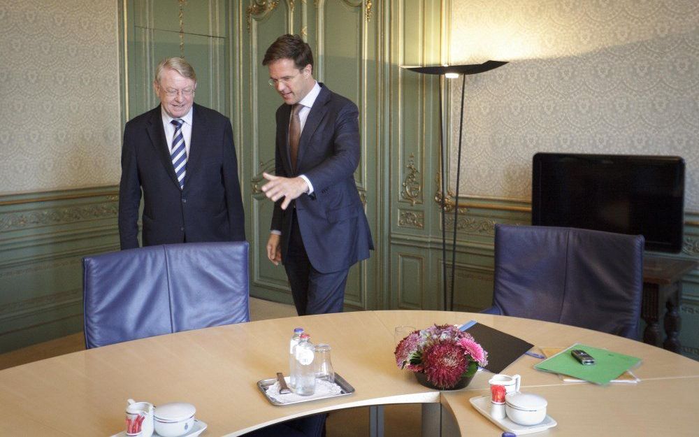 Formateur Rutte ontvangt zaterdag Hillen van het CDA, beoogd minister van Defensie. Formateur en beoogd premier Rutte is zaterdagmiddag begonnen met de gesprekken met drie kandidaten voor plaatsen in het kabinet. Foto ANP