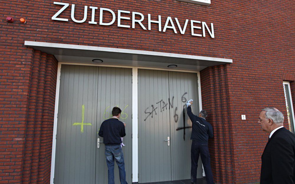 Een van de bekladde kerkgebouwen in Barendrecht. Foto Jos Wesdijk