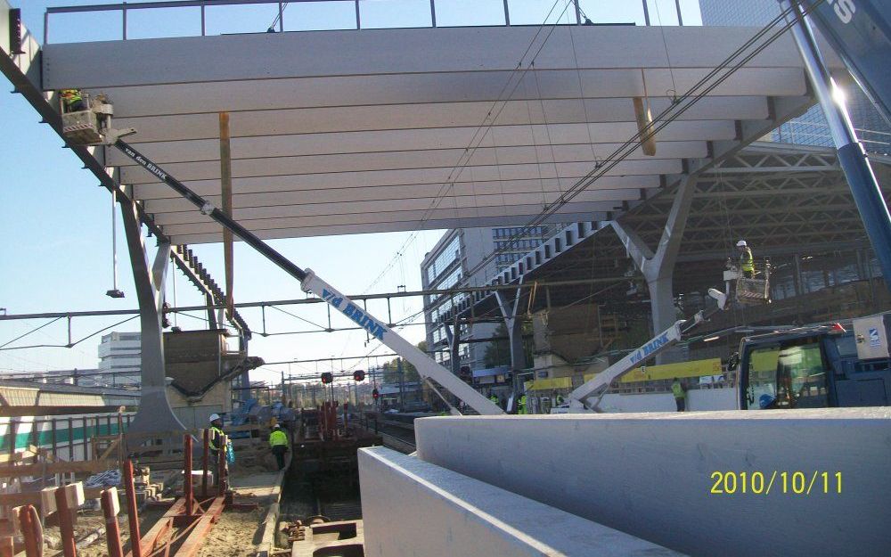 ROTTERDAM – Een kraan legt balken van 27 meter lang op het dak van het nieuwe station Rotterdam Centraal. Foto A. M. Alblas