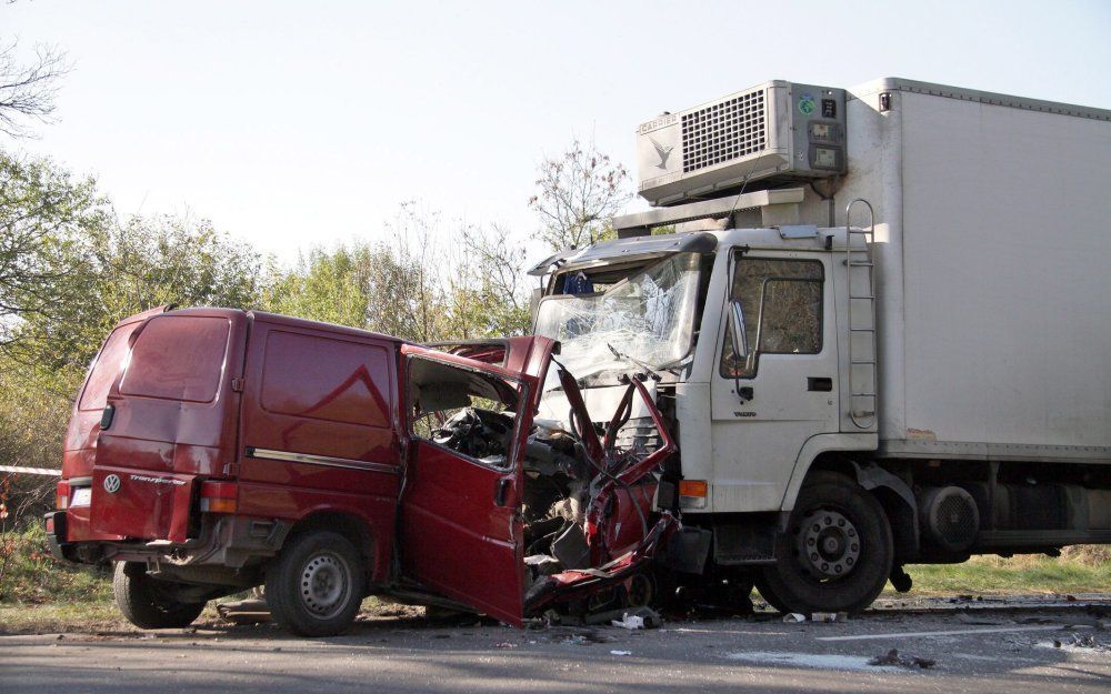 Een busje kwam frontaal in botsing met een vrachtwagen. Daarbij vielen achttien doden. Foto EPA