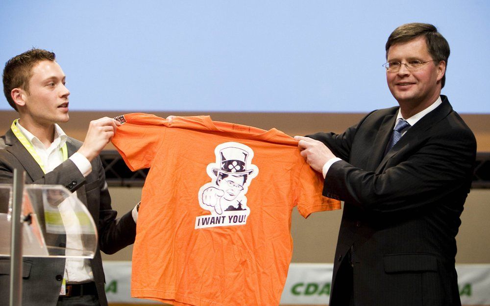 Balkenende krijgt tijdens een CDA-partijcongres in Den Haag een t-shirt van de CDA-jongeren. Foto ANP