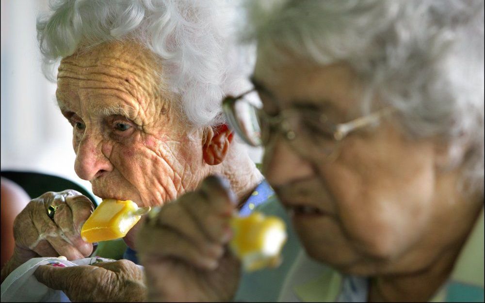 Ouderen krijgen ijs in de zomer. Foto ANP