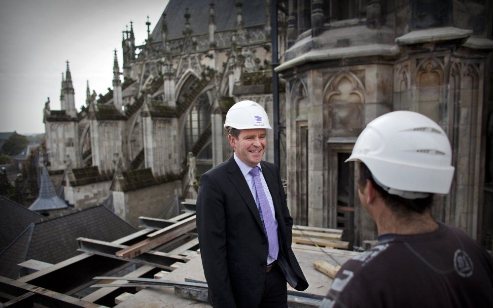 Boudewijn de Bont in gesprek met de uitvoerder op de steigers van de Sint Jan. Hij is voorzitter van de Vakgroep Restauratie. Foto Maikel Samuels