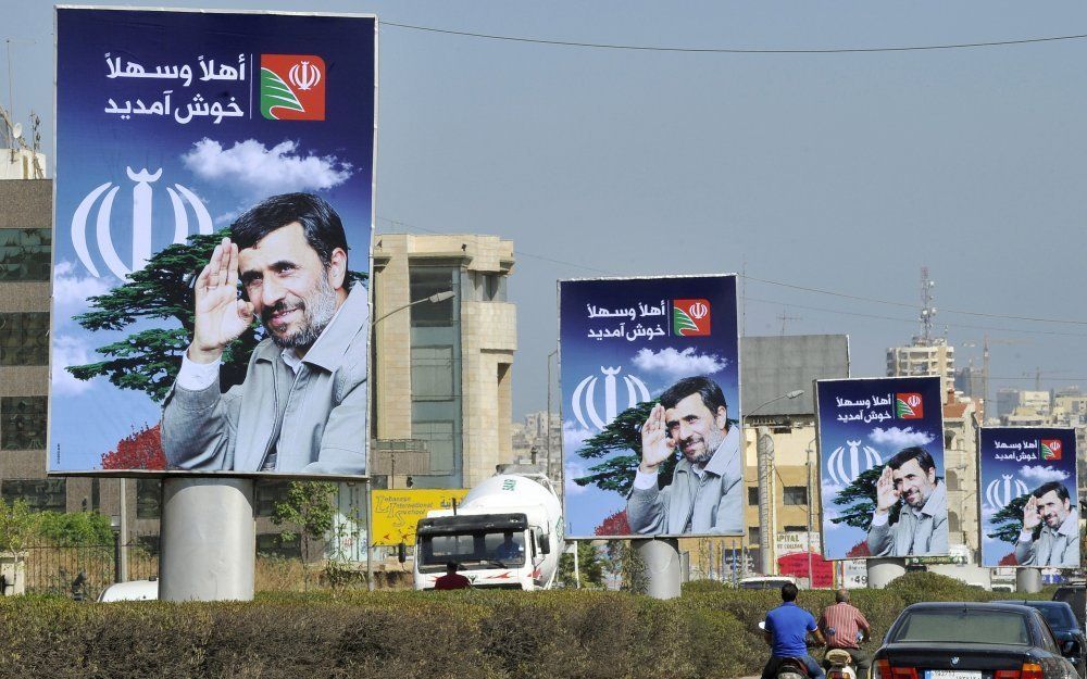 Posters in Beirut verwelkomen de Iraanse president Mahmoud Ahmadinejad. Foto EPA