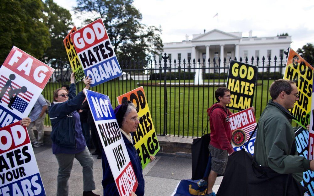 Leden van de Westboro Baptist Church protesteren bij het Witte Huis in Washington tegen de tolerante houding die Amerika aanneemt ten opzichte van homoseksuele soldaten in het leger. Foto EPA