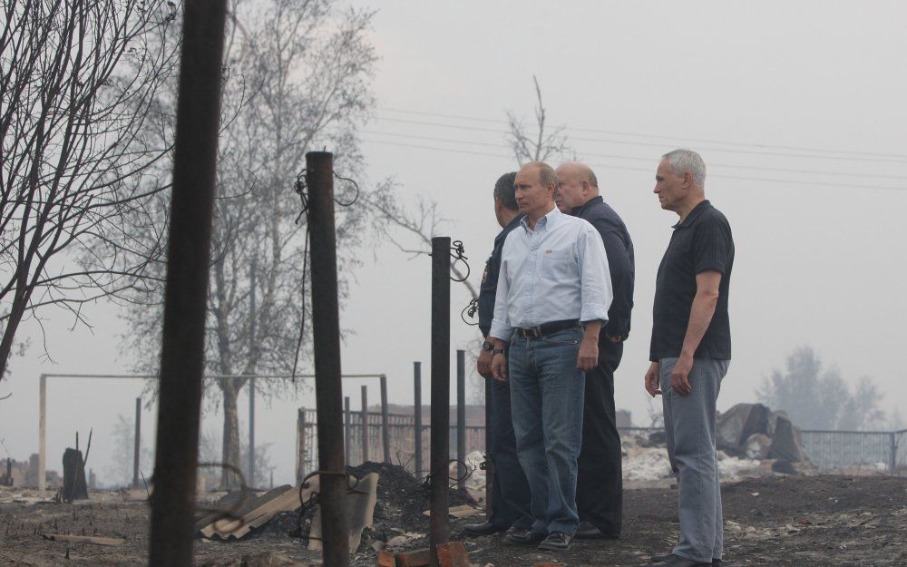 Poetin bezoekt op 30 juli een volledig afgebrand dorp. Foto EPA