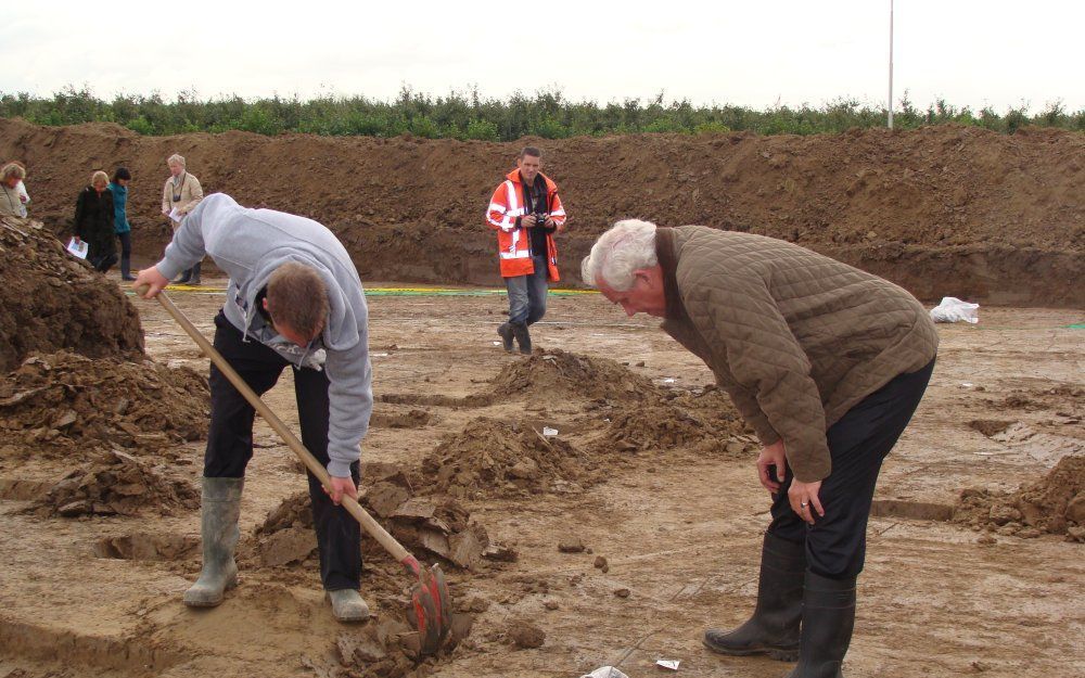 De opgravingen langs de Blankertsweg bij Meteren waren gericht op restanten van de huizen Meteren en Blanckenstijn en een Romeinse nederzetting. Rechts op de foto burgemeester S. W. van Schaijck van Geldermalsen. Foto André Bijl