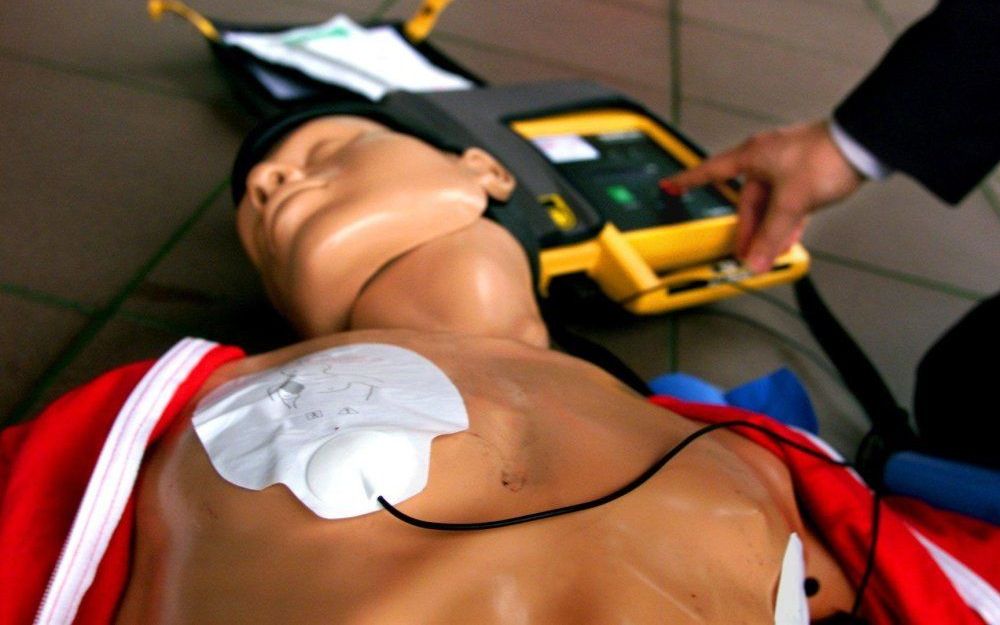 Het gebruik van een automatische externe defibrillator (AED) verdubbelt de overlevingskans na een hartstilstand. Foto ANP