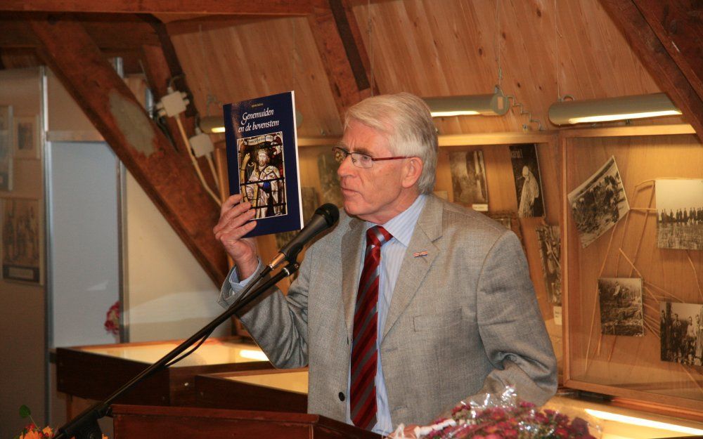 Henk Beens presenteert zijn boek over de bovenstem in Genemuiden. Foto Willem Timmerman